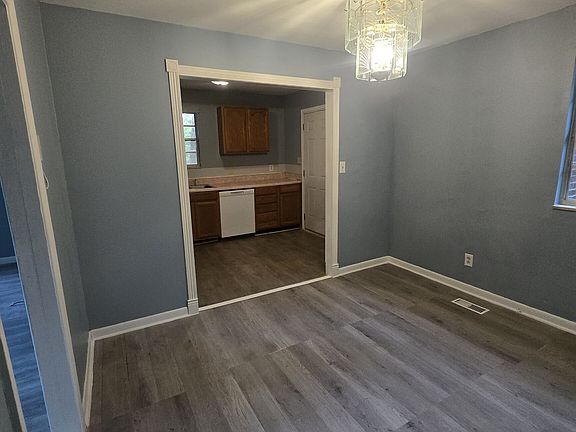 3rd image of 141 Little John Ln