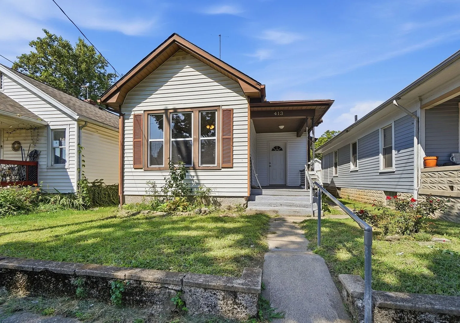 Three Bedroom Home in Hamilton! — Photo 1