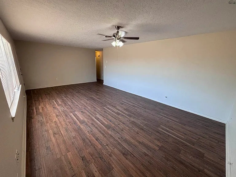 1706 Longview St — Photo 3