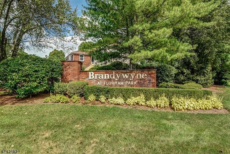 1st image of 39 Brandywyne Dr
