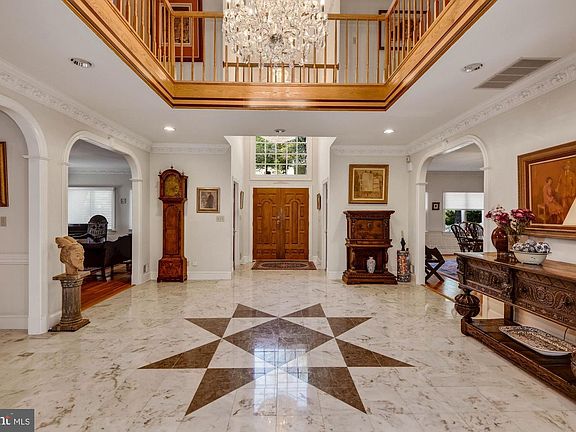 4th image of 8025 Glengalen Ln