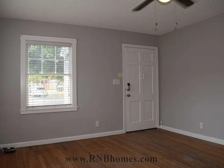 440 Lampasas Ave — Photo 2