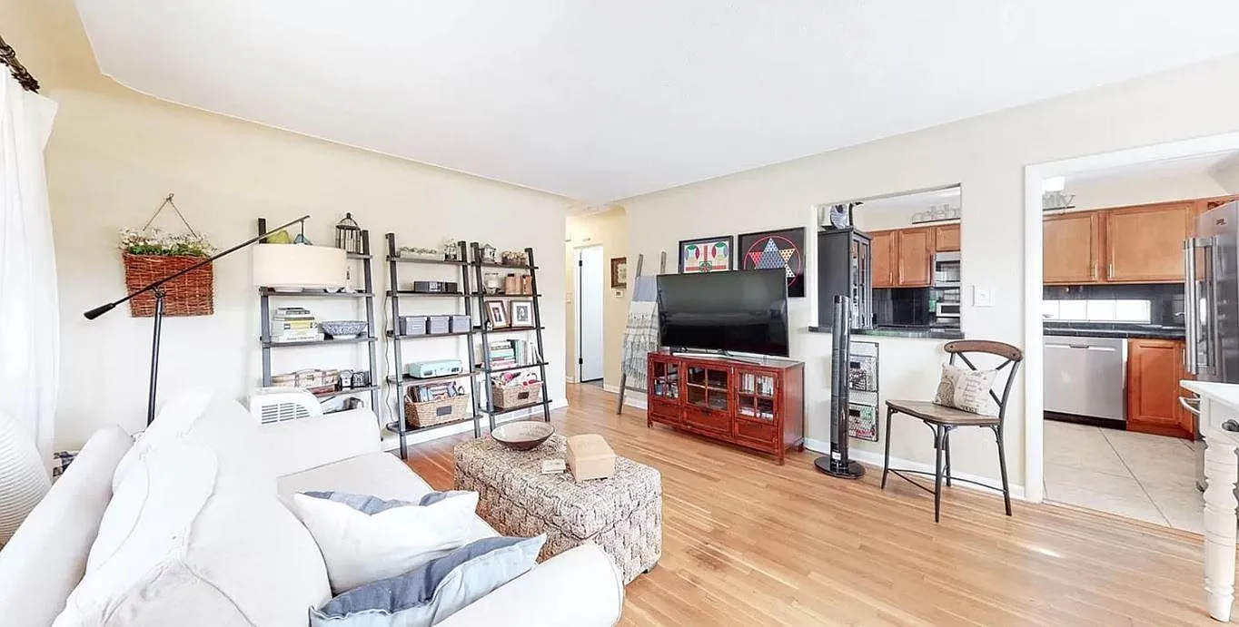 2 bed, 918 sqft, $2,400 — Photo 3