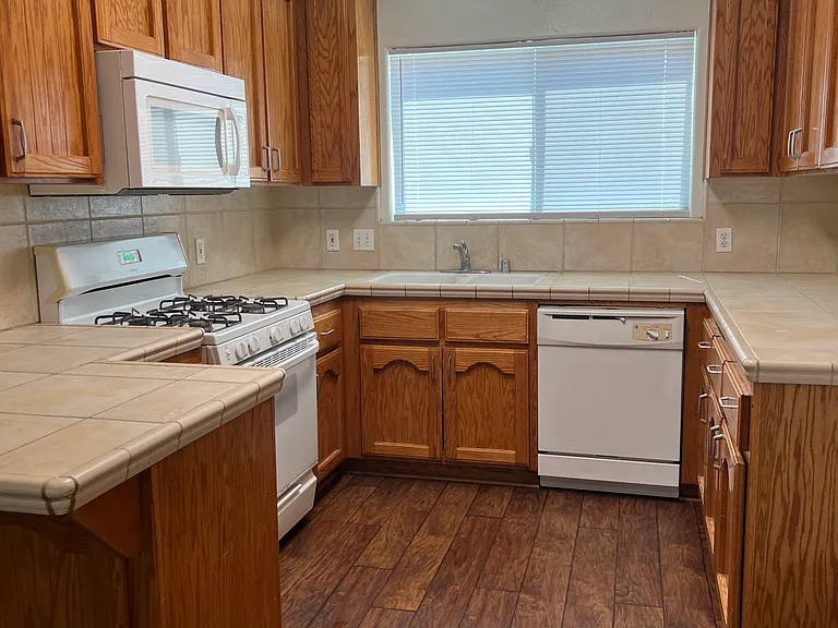 637 Glenn View Ct — Photo 3
