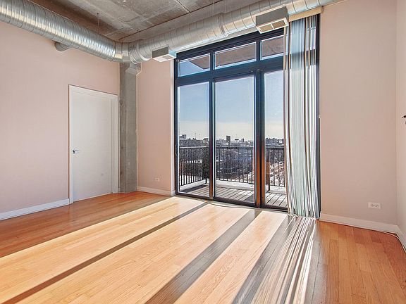 3rd image of 833 W 15th Pl Unit 610