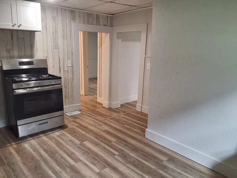 109 E Main St — Photo 10