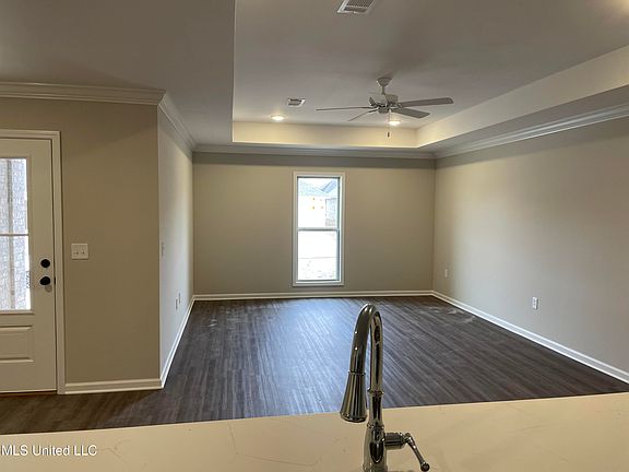 4th image of 504 Stone Brook Pl