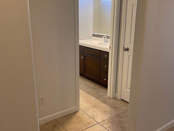 5th image of 3015 Roberts Ave