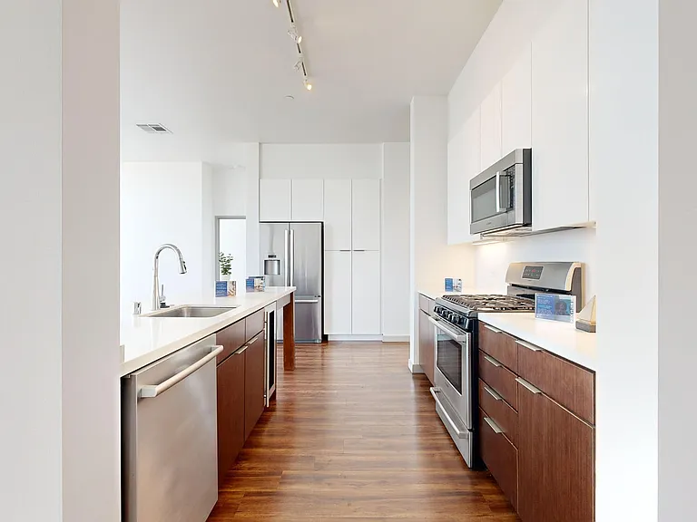 3033 Wilshire — Photo 80