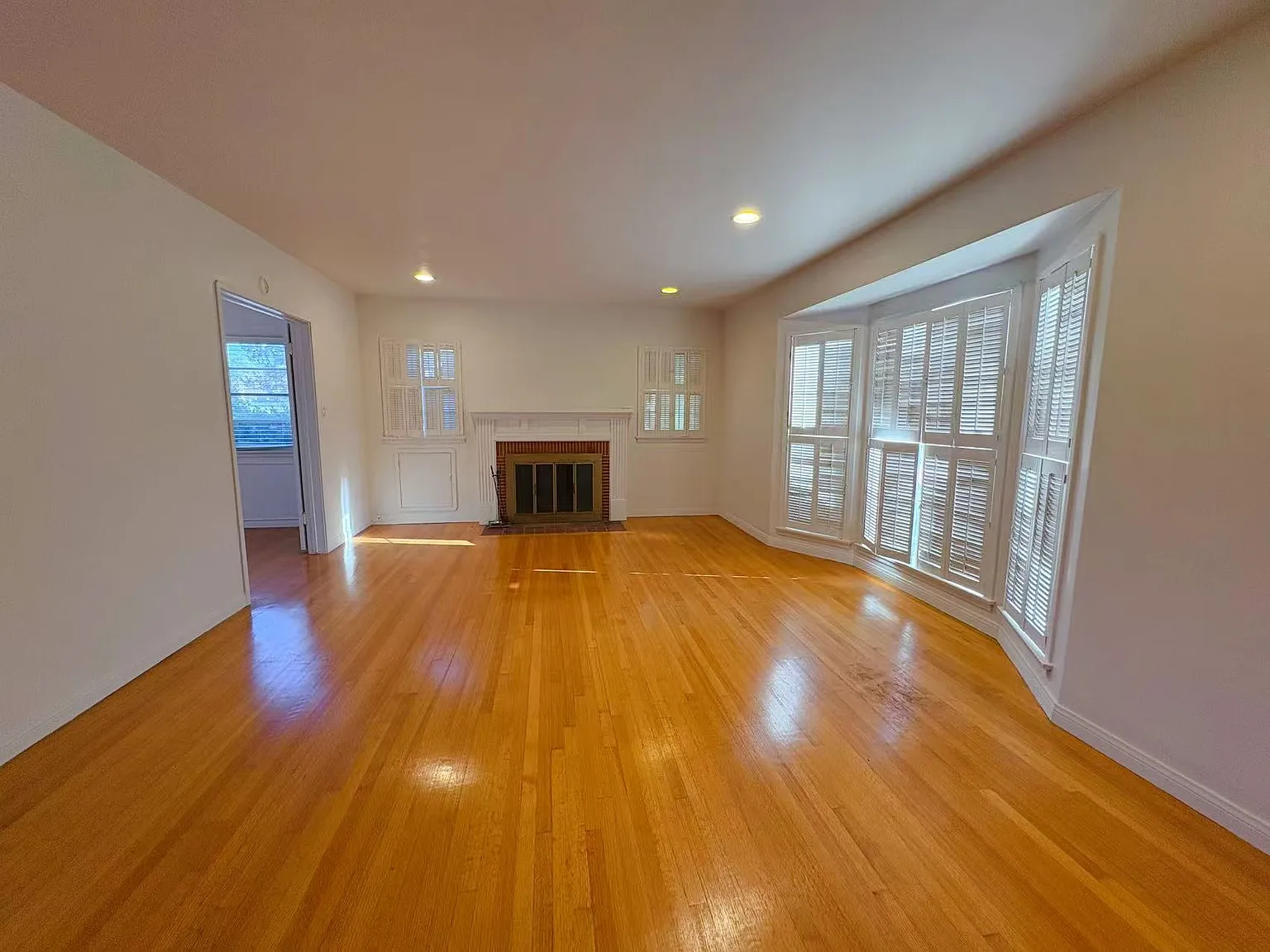4 bed, 2160 sqft, $5,900 — Photo 3