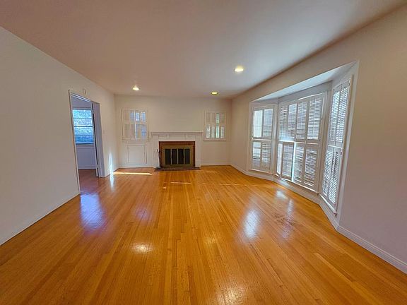 3rd image of 2080 Robin Rd