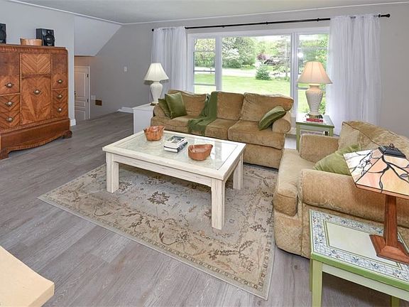 4th image of 9249 Pineviewoval Dr