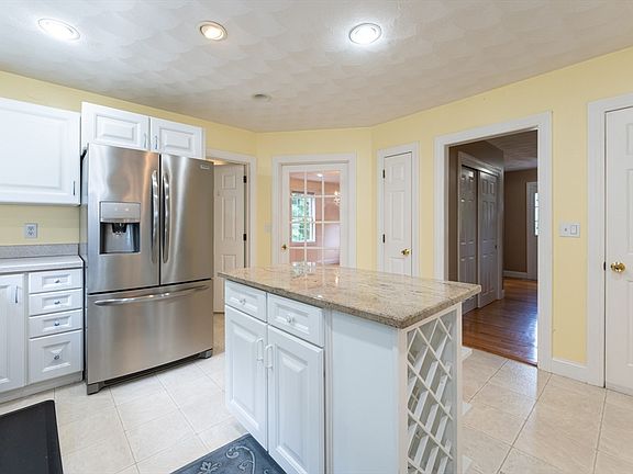 2nd image of 10 Westmeadow Ln