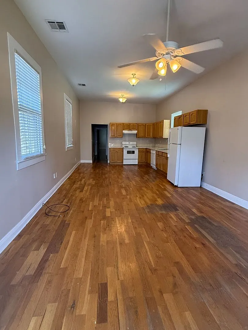 Single Family Home! Mid-City 2 Br/1 Ba Rental With Backyard. — Photo 3