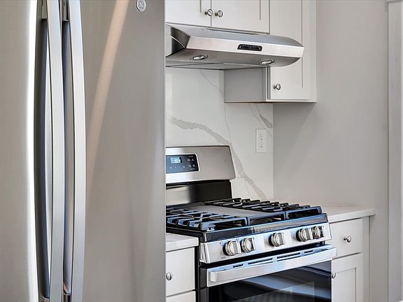 5th image of 102 Hackett Blvd #302