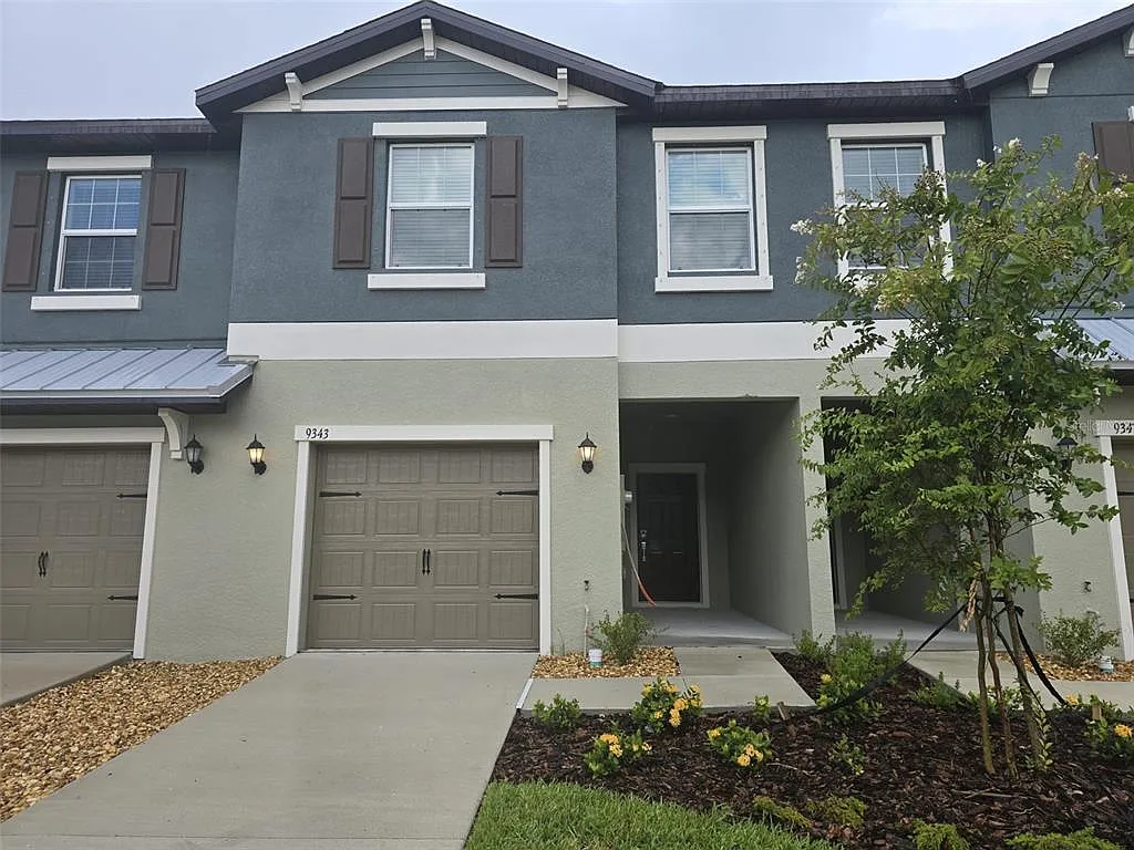 3 bed, 2.5 bath, 1666 sqft, $2,100 — Photo 3