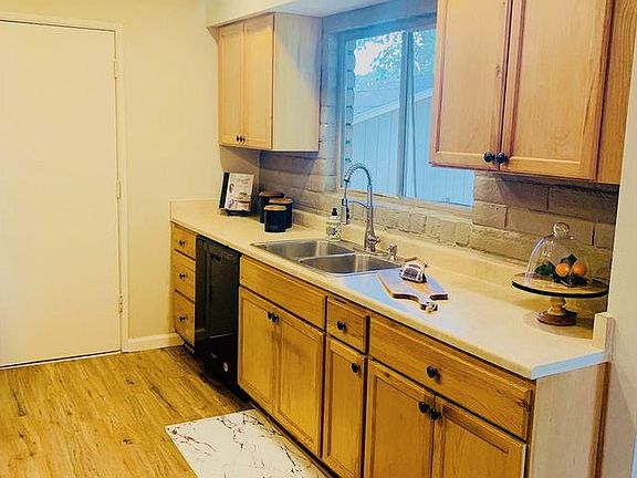 4th image of 178 NE Garrecht St