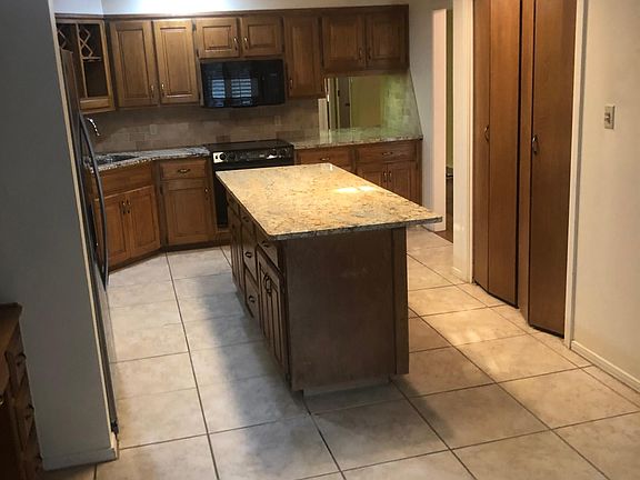 3rd image of 2827 N Meadow Dr