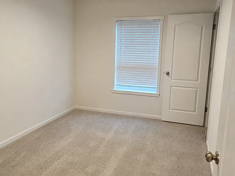 22822 N River Dr — Photo 7