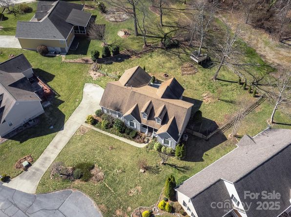 415 Kingfisher Ln, Mills River, NC 28759