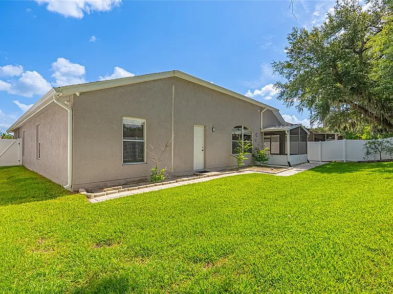 1914 Samantha Ln — Photo 40
