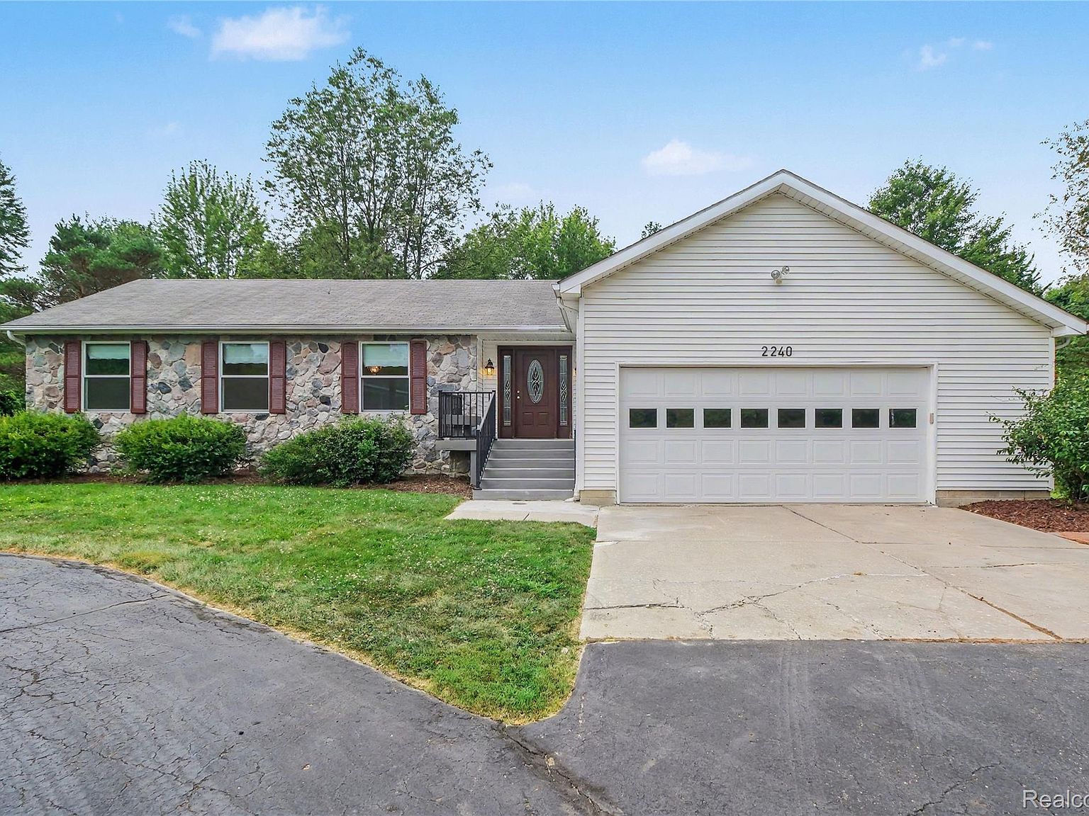 2240 Hidden Lake Trl, Ortonville, MI 48462