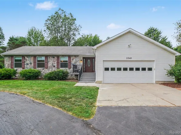 2240 Hidden Lake Trl, Ortonville, MI 48462