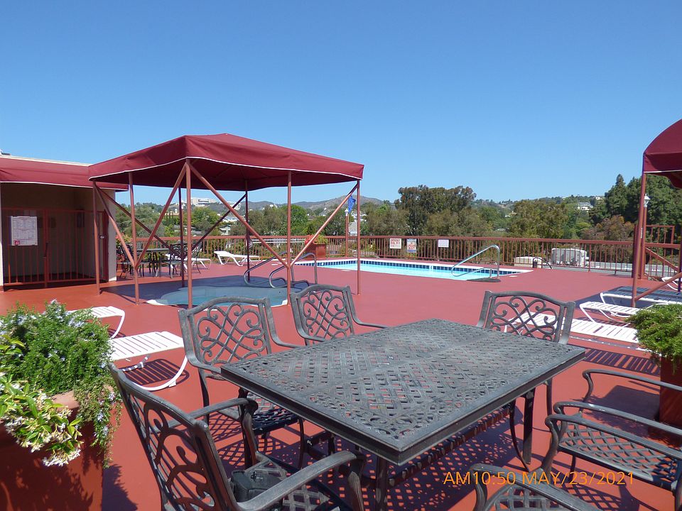 Rooftop Swimming Pool & Jacuzzi