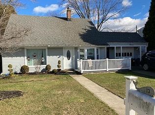13 Candle Ln, Levittown, NY 11756