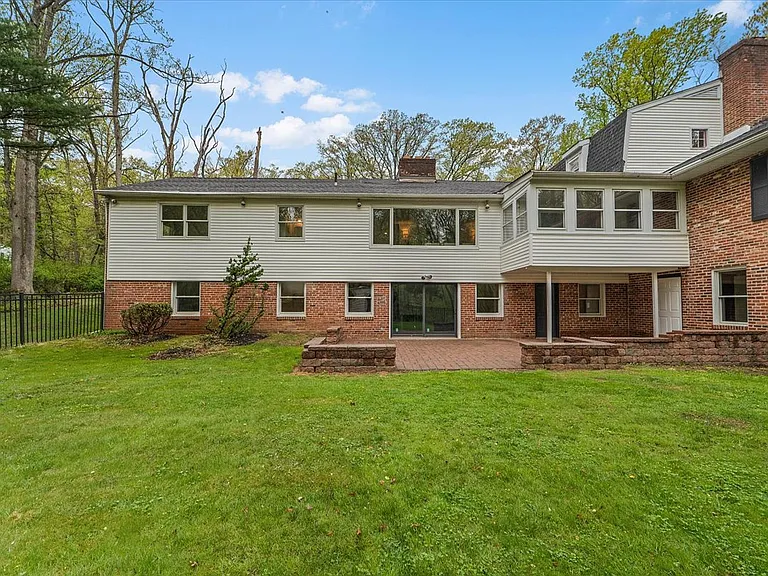 1674 High Point Ln — Photo 3