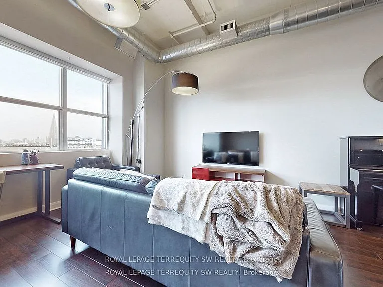 700 King St W #1101 — Photo 11