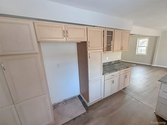 5th image of 10426 Stark Rd