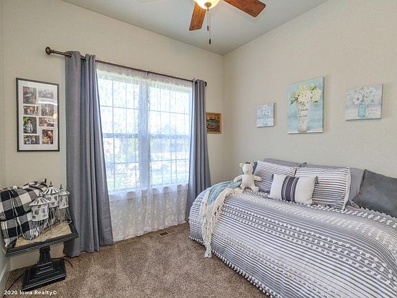 2nd image of 533 NW Autumn Crest Dr