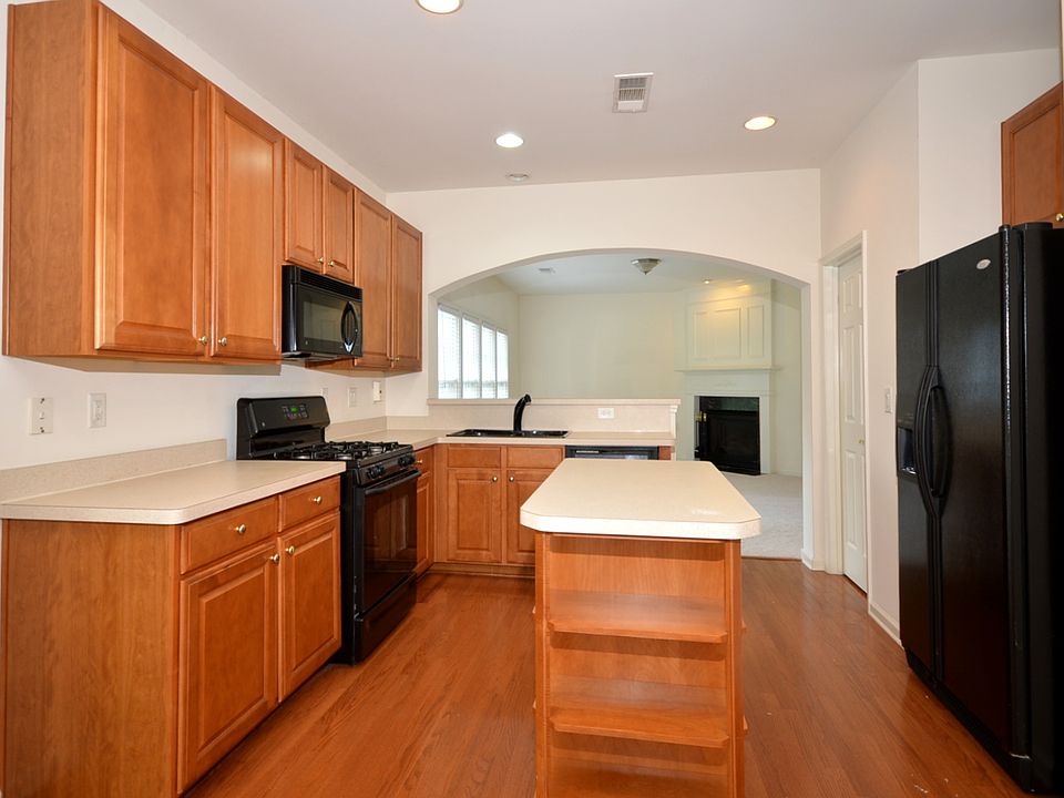 Kitchen - Archway to Family Room