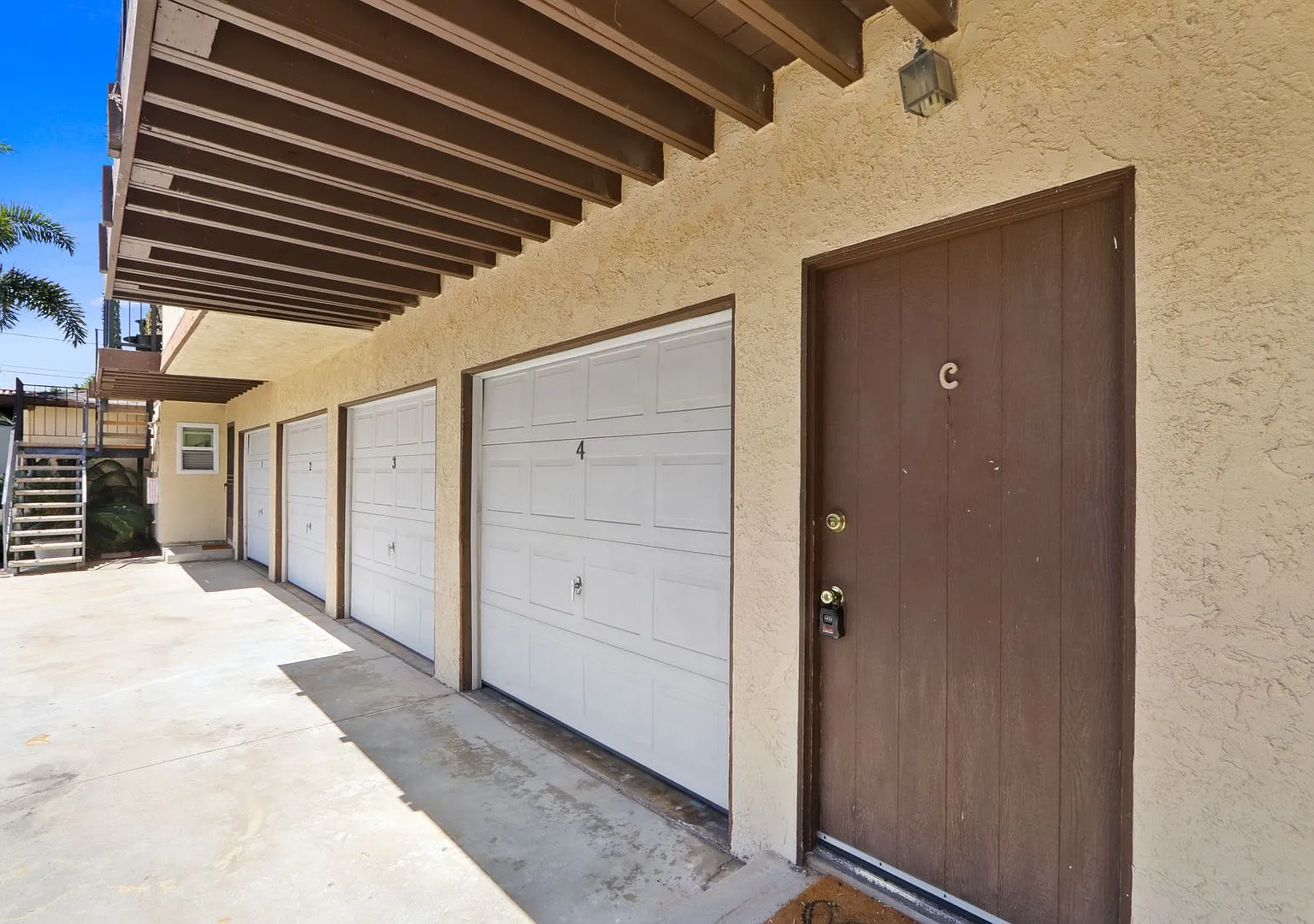 Bright and spacious upper-level 2-bedroom, 1-bath residence — Photo 3