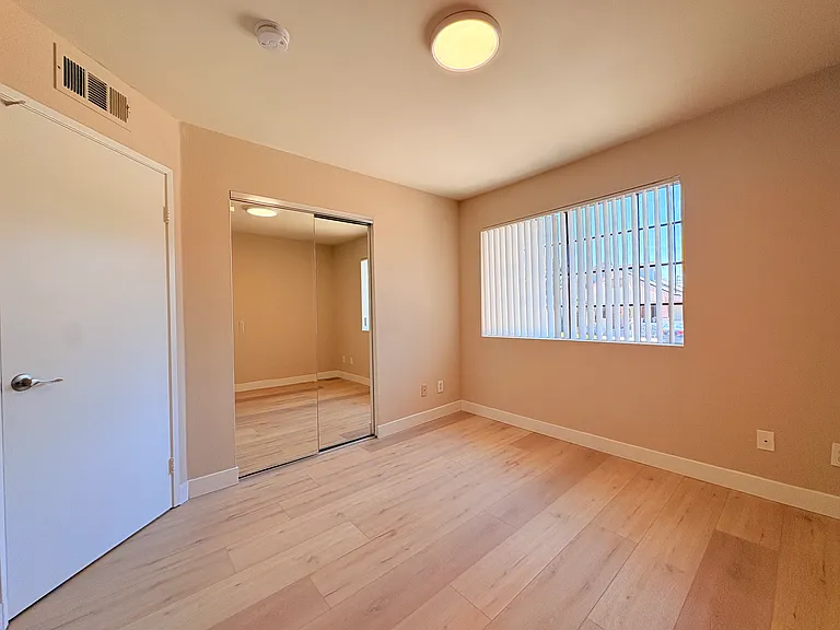 615 W Milford St — Photo 17