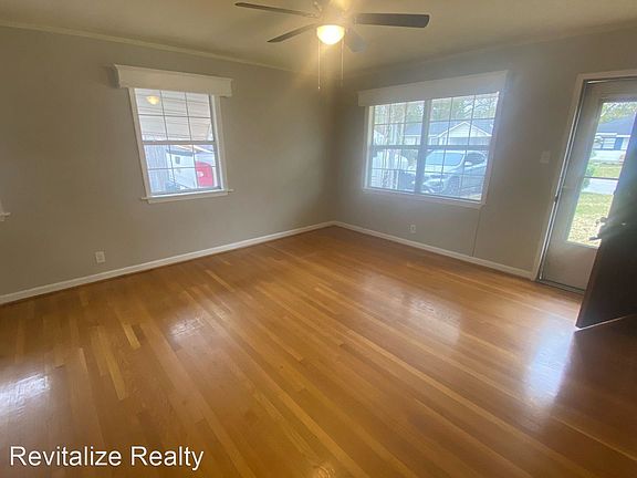 3rd image of 3058 Louise Dr N