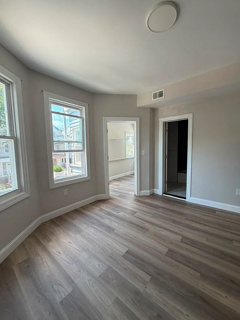 3 bed, 1000 sqft, $2,349 — Photo 2
