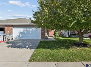 6104 Windhaven Dr, Lincoln, NE 68512