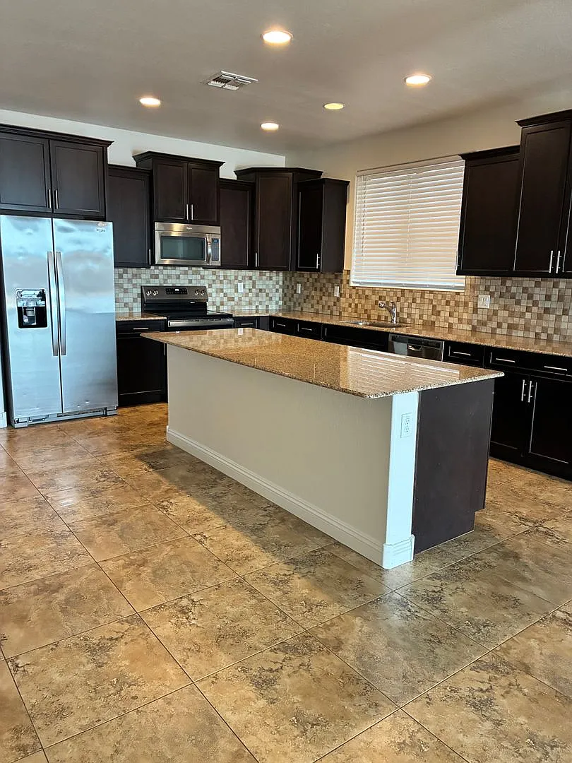 Spacious 3-Bedroom Home | 2,184 Sq. Ft. | 18408 N Salerno Dr, Maricopa — Photo 3