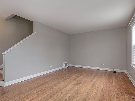 4th image of 617 Waukegan Rd