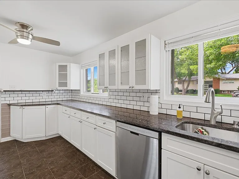 709 N Pryor St — Photo 10