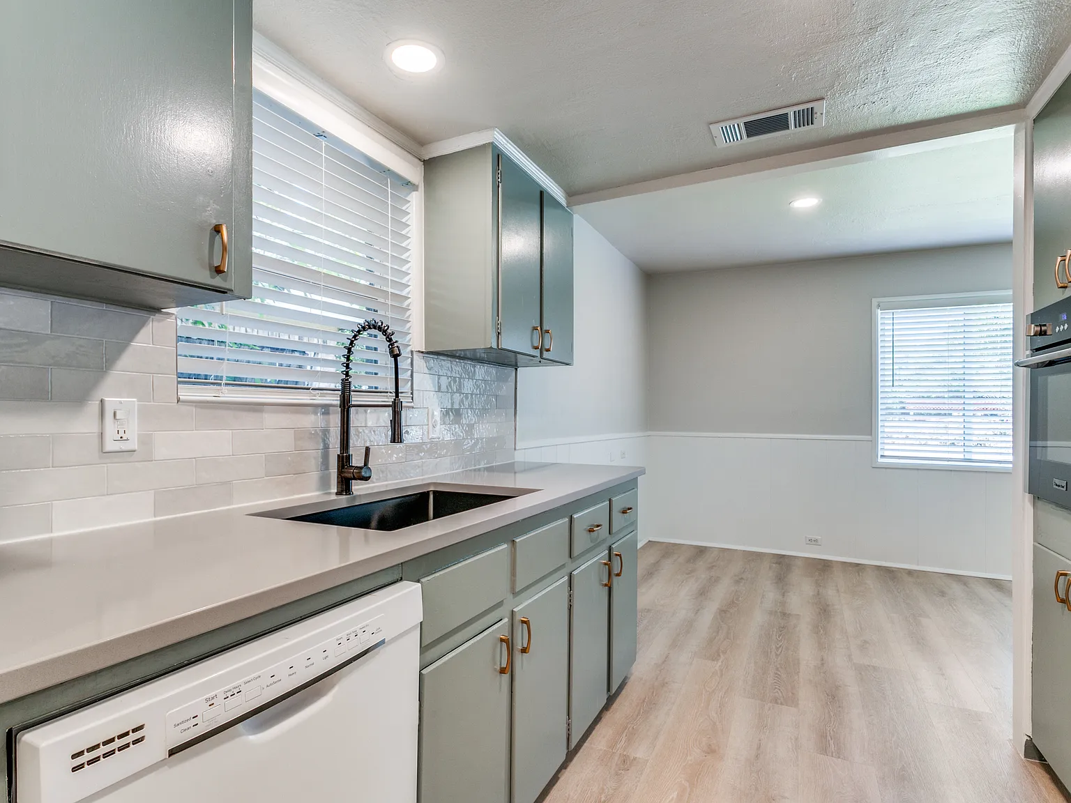 2 bed, 886 sqft, $1,795 — Photo 2