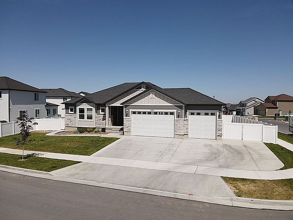 2nd image of 1983 E Chariot Ln