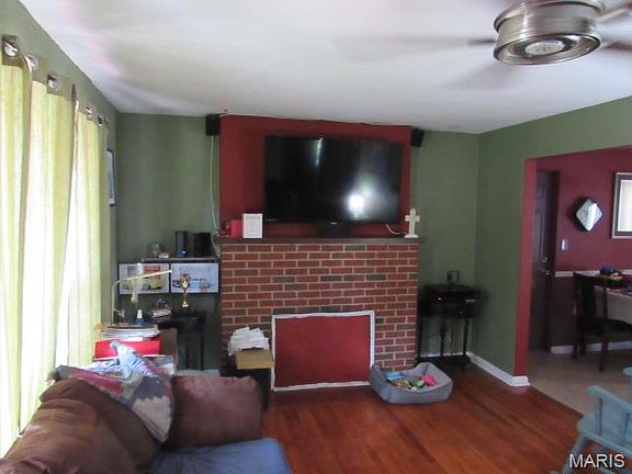 3rd image of 414 Brittany Ln