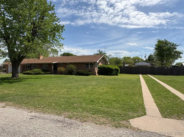 1800 Jefferson Pl, Bartlesville, OK 74006