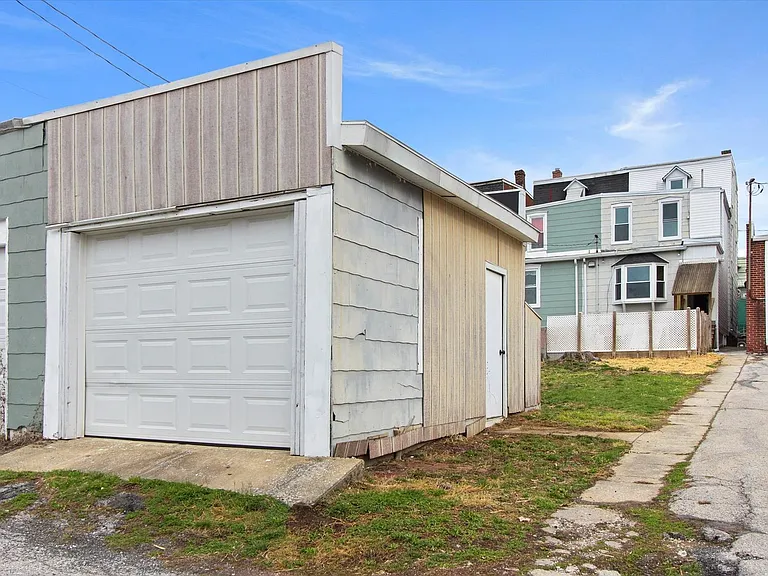 1020 N George St — Photo 4