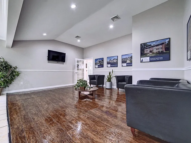 Columbia Apartments — Photo 20