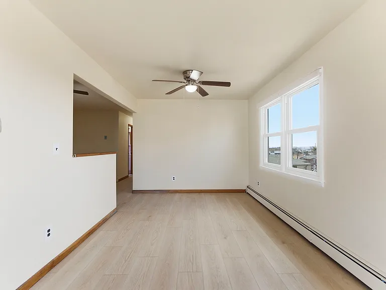 370 Henry St — Photo 5