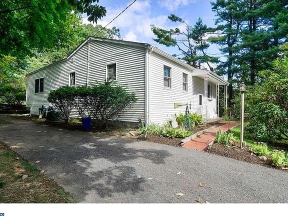 2nd image of 1665 Hillcrest Ln